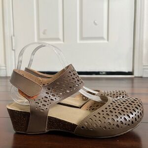 L'Artiste by Spring Step Poppiri Clog Wedge Leather Sandal Brown 39 Perforated